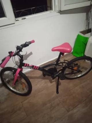 Bicicleta infantil rosa y negra