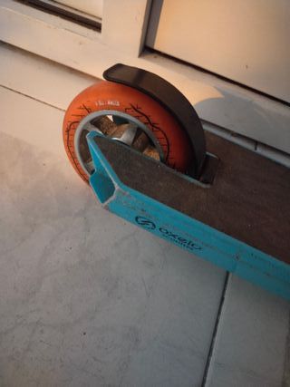 Patinete Oxelo con puños rojos