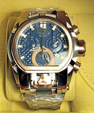 Reloj Invicta Bolt Zeus, plateado con dorados
