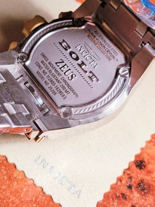 Reloj Invicta Bolt Zeus, plateado con dorados