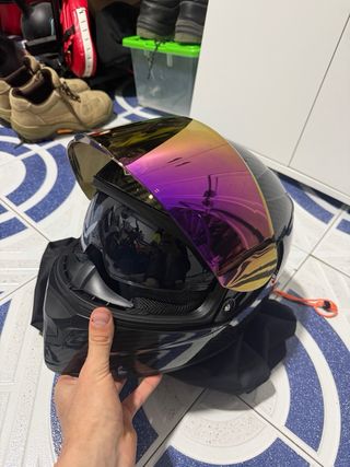 Casco de moto negro carbono
