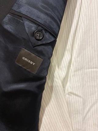 Traje Negro y Camisa Grisby