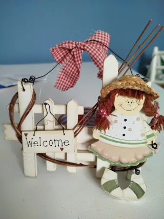 Targa benvenuto con bambola e staccionata