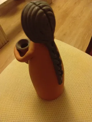 Figura de cerámica mujer con jarrón