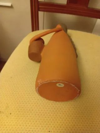 Figura de cerámica mujer con jarrón