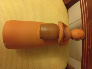 Figura de cerámica mujer con jarrón