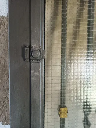 Puerta de entrada de hierro con reja