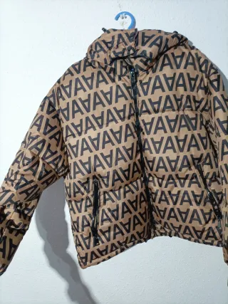Chaquetón con capucha estampado mujer