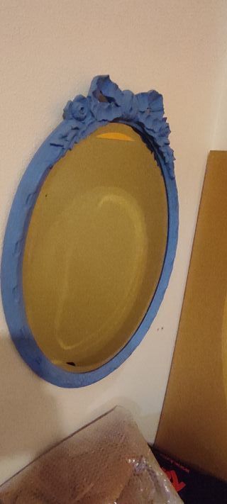 Espejo antiguo ovalado de madera decorado