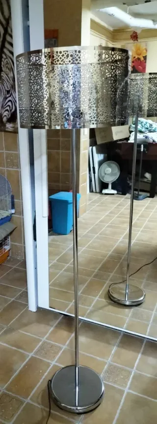 Lámpara de pie moderna plateada