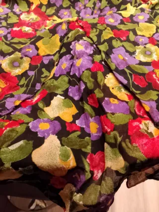 Abito estivo con spalline . Fantasia floreale