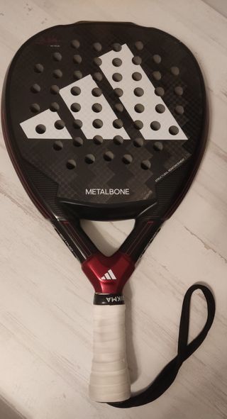 Pala de pádel Adidas Metalbone 3.3 con golpe