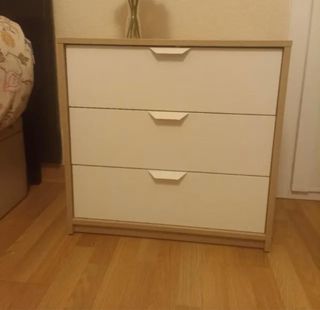 Cómoda beige y blanca de madera