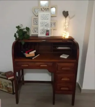 Buró de madera con cajones y espejo