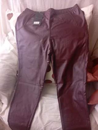 Pantalones marrones efecto piel