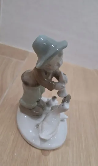 Porcelana Lippelsdorf "Niño con Cuerno y Patos".