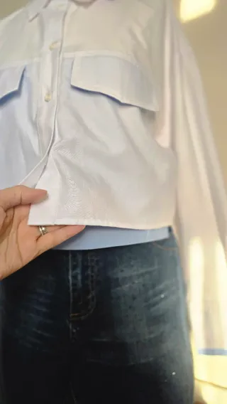 Camicia cropped bianca con dettagli azzurri