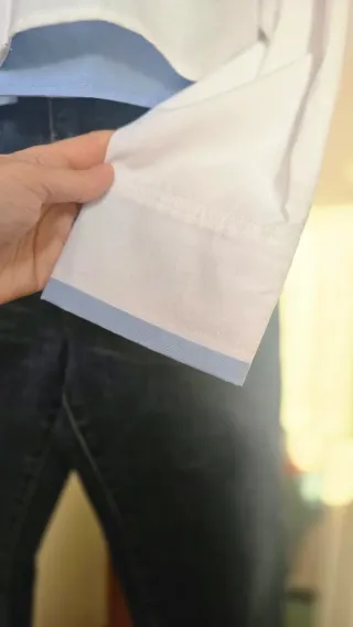 Camicia cropped bianca con dettagli azzurri