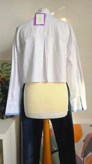 Camicia cropped bianca con dettagli azzurri