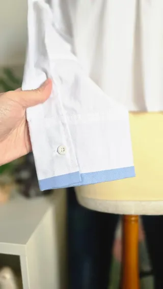 Camicia cropped bianca con dettagli azzurri