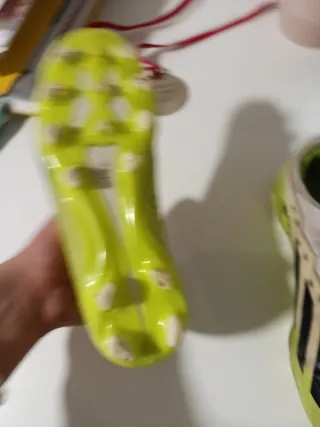 Botas de fútbol Adidas verdes y blancas