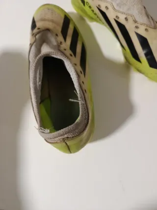 Botas de fútbol Adidas verdes y blancas