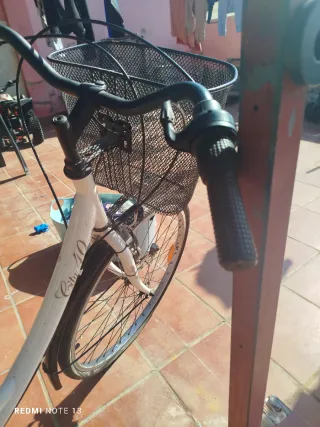 Bicicleta City 10 blanca con cesta