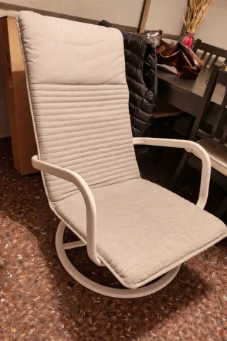 Sillón mecedor beige y blanco