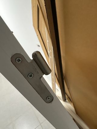 Puerta blanca nueva con 4 cristales