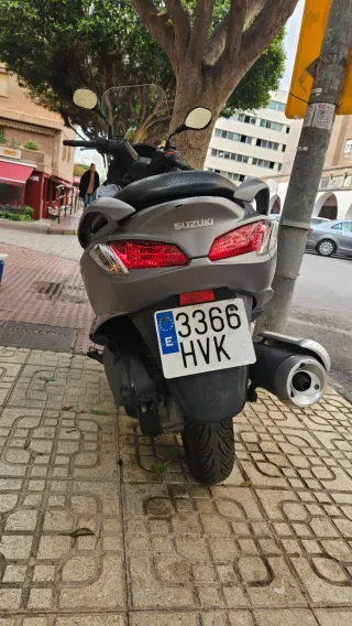 Suzuki Burgman 125 gris