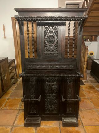 Perchero antiguo de madera.