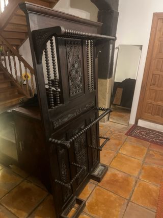 Perchero antiguo de madera.