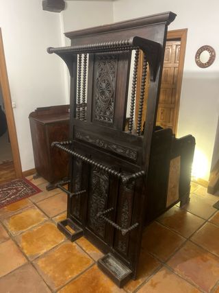 Perchero antiguo de madera.