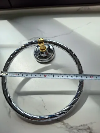 Toallero de metal con acabado dorado y plateado