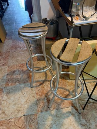 Taburetes de barra metal y madera