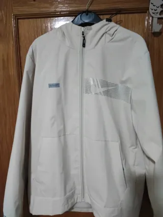 Chubasquero Nike Beige con Capucha