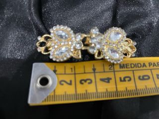 Sujeta pañuelo dorado con pedrería