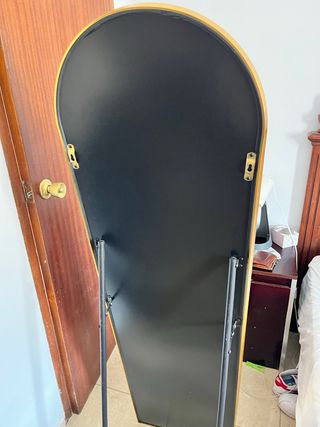 Espejo decorativo dorado con pequeño detalle