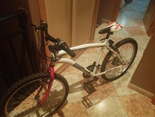 Bicicleta blanca y rosa