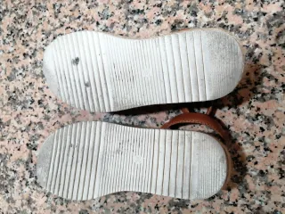 Sandalias negras y marrones con esparto