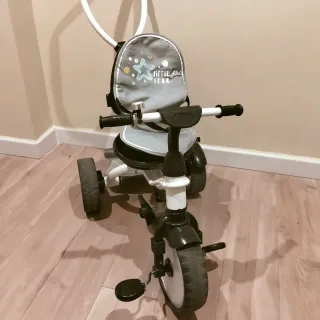 Triciclo infantil con manillar