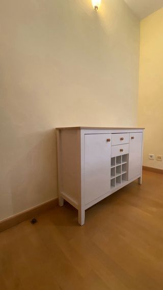 Aparador blanco y madera con botellero