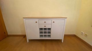 Aparador blanco y madera con botellero