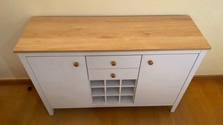 Aparador blanco y madera con botellero