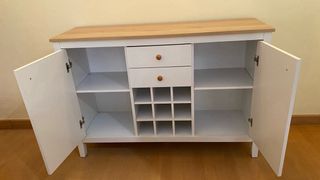 Aparador blanco y madera con botellero