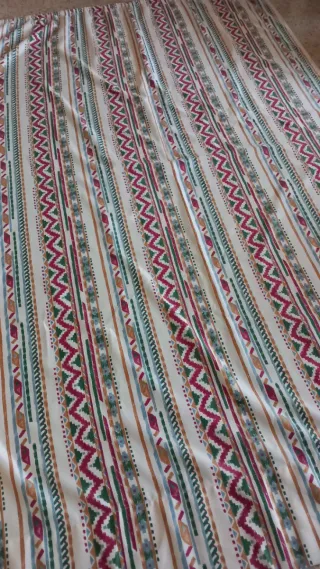 Cortinas de tela multicolor, opacas