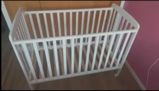 Cuna de bebé blanca con ruedas