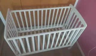 Cuna de bebé blanca con ruedas