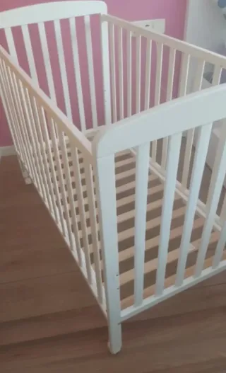 Cuna de bebé blanca con ruedas