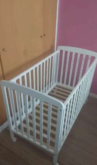 Cuna de bebé blanca con ruedas